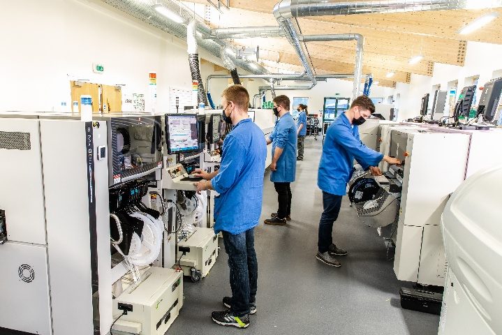 Highland Electronic Systems staff operating SMT production machines